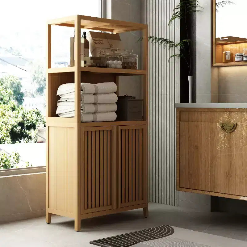 Meuble de rangement de salle de bain autoportant en bambou avec 2 portes magnétiques et étagères, 24,5 po de largeur