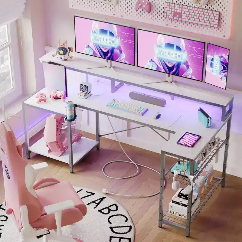 Bureau de jeu 71,5 pouces avec prise de courant, bureau d'ordinateur en L avec support pour moniteur, table de joueur d'angle avec étagère réglable et crochet pour casque